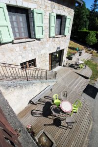 Terrasse Gîte d'étape et de séjour la Draille en Lozère, Meyrueis